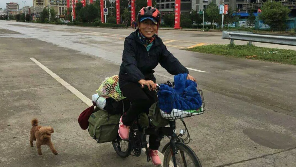 Cụ bà đạp xe đi khắp thế giới